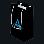 Bolsa De Regalo Pequeña Nombra de monograma de guión azul negro<br><div class="desc">Bolsa de regalo de Monograma de Guión Simple Negro y Azul. Esto hace que el dulce perfecto cumpleaños 16,  boda,  ducha de novia,  aniversario,  ducha de bebé o bolso de regalo de la fiesta de soltera para alguien que ama el lujo glam y los estilos de moda.</div>