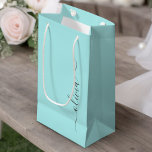 Bolsa De Regalo Pequeña Nombre de Monograma del Guión Azul Verde azulado M<br><div class="desc">Bolsa de Regalo de Monograma de Guión Azul Verde azulado Simple Aqua Blue. Esto hace que el dulce perfecto cumpleaños 16,  boda,  ducha de novia,  aniversario,  ducha de bebé o bolso de regalo de la fiesta de soltera para alguien que ama el lujo glam y los estilos de moda.</div>