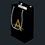 Bolsa De Regalo Pequeña Nombre de monograma femenino con guión moderno de<br><div class="desc">Bolsa de regalo con nombre de monograma de guión simple negro y dorado. Esto hace que la bolsa de regalo perfecta para cumpleaños de 16,  boda,  ducha de novia,  aniversario,  ducha de bebé o fiesta de despedida de soltera para alguien que ama el lujo glamoroso y los estilos chic.</div>