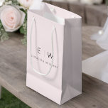 Bolsa De Regalo Pequeña Nombre de monograma Minimalista rosado moderno Rub<br><div class="desc">Presenta tus regalos con estilo con nuestra bolsa de regalo de nombre de monograma Minimalista rosa moderno de Rubor. Esta elegante bolsa presenta un diseño limpio y contemporáneo, con un monograma de personalizable que le da un toque personalizado a su regalo de regalo. Diseñado con calidad en mente, este bolso...</div>