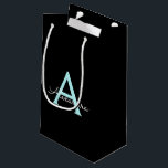 Bolsa De Regalo Pequeña Nombre del Monograma de la Girona del Guión Azul V<br><div class="desc">Bolsa de Regalo de Monograma de Guión Simple Verde azulado Negro y Aqua Azul. Esto hace que el dulce perfecto cumpleaños 16, boda, ducha de novia, aniversario, ducha de bebé o bolso de regalo de la fiesta de soltera para alguien que ama el lujo glam y los estilos de moda....</div>