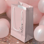 Bolsa De Regalo Pequeña Nombre del Monograma de Rubor Dusty Pink Moderne S<br><div class="desc">Bolsa de regalo de nombres de monograma de escritura simple rosada en Rubor Dusty. Esto hace que el dulce perfecto cumpleaños 16, boda, ducha de novia, aniversario, ducha de bebé o bolso de regalo de la fiesta de soltera para alguien que ama el lujo glam y los estilos de moda....</div>