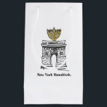 Bolsa De Regalo Pequeña Nueva York Hanukkah Menorah NYC Washington Square<br><div class="desc">La bolsa de regalo presenta un original ilustracion de marca de un clásico monumento de la NYC, el Washington Square Arch, "vestido" para las vacaciones! Este ilustracion Chanukah también está disponible en otros productos. ¿No ves lo que estás buscando? ¿Necesita ayuda con la personalización? Contacte con Rebecca para que tenga...</div>