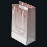 Bolsa De Regalo Pequeña Purpurina Drip 30th Birthday Rosa Gold<br><div class="desc">Esta bolsa de regalo de fiesta de 30 años de la moda tiene un borde de goteo de purpurina de oro brillante de rosa brillante y un fondo sombrío de oro subió. Personalízalo con su nombre en escritura a mano,  junto con su cumpleaños y fecha a continuación.</div>