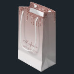 Bolsa De Regalo Pequeña Purpurina Drip 30th Birthday Rosa Gold<br><div class="desc">Esta bolsa de regalo de fiesta de 30 años de la moda tiene un borde de goteo de purpurina de oro brillante de rosa brillante y un fondo sombrío de oro subió. Personalízalo con su nombre en escritura a mano,  junto con su cumpleaños y fecha a continuación.</div>
