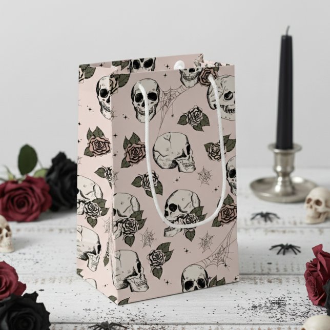 Bolsa De Regalo Pequeña Rubor Pink Elegant Dark Halloween Skull (Cool Blush Pink Floral Black Skulls. Elegant Gothic Halloween & Dia de los Muertos Gift Bags for Her)