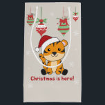 Bolsa De Regalo Pequeña Tiger Christmas Snow Winter Animals Tiger Small Gi<br><div class="desc">The tiger for Christmas with fairy lights. Funny animals with gifts and snow to the holidays. Also funny for Christmas in July. Tigers are sweet animals and perfect for Christmas.</div>