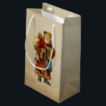 Bolsa De Regalo Pequeña Vintage Christmas Old World Santa Claus<br><div class="desc">Bolsa de regalo con un viejo Navidad del Viejo Mundo, Santa Claus. El clásico santa del viejo mundo, con su famoso abrigo rojo y llevando una bolsa llena de juguetes. Este Santa de la vieja usanza es delgado y tiene un bastón para caminar por la tierra regalando juguetes a todos...</div>