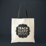 Bolsa de repetición del sueño de prueba<br><div class="desc">Este diseño divertido y moderno es ideal para profesores o profesores. Incluye las palabras "Teach Sleep Repeat" (repetición del sueño de las pruebas) en letras de estilo de pizarra en un marco de textura de pizarra. Este diseño combina el aspecto vintage de la pizarra con un diseño general moderno.</div>