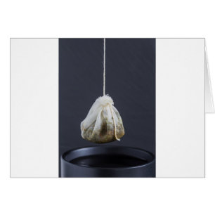 Bolsa de té colgada en una taza