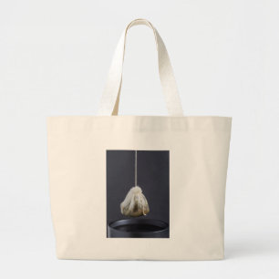 Bolsa de té colgada en una taza