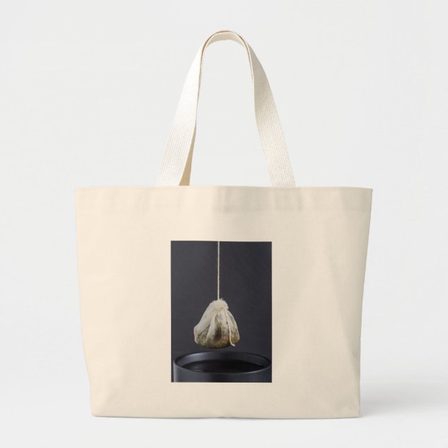 Bolsa de té colgada en una taza (Frente)