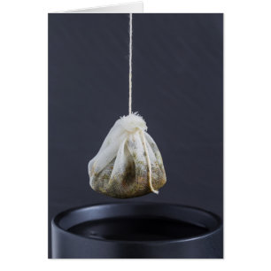 Bolsa de té colgada en una taza