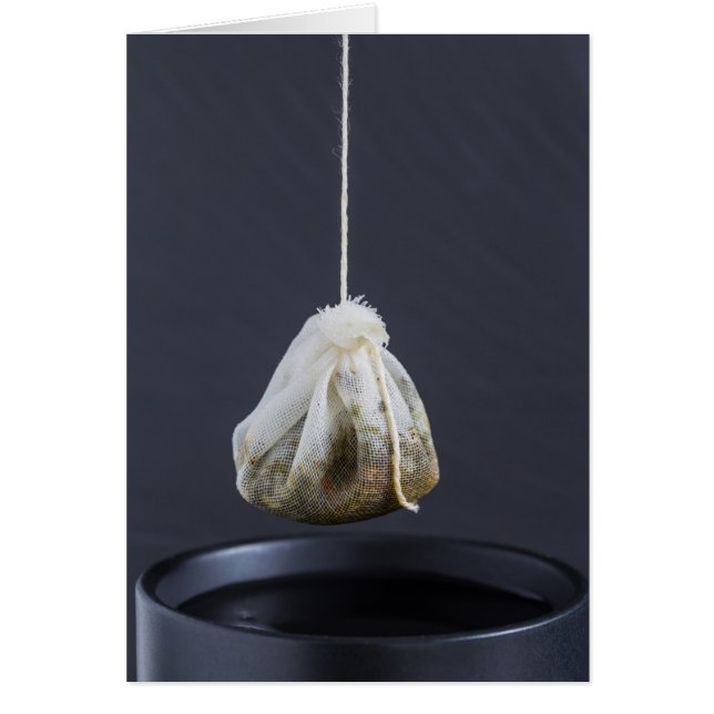 Bolsa de té colgada en una taza (Frente)