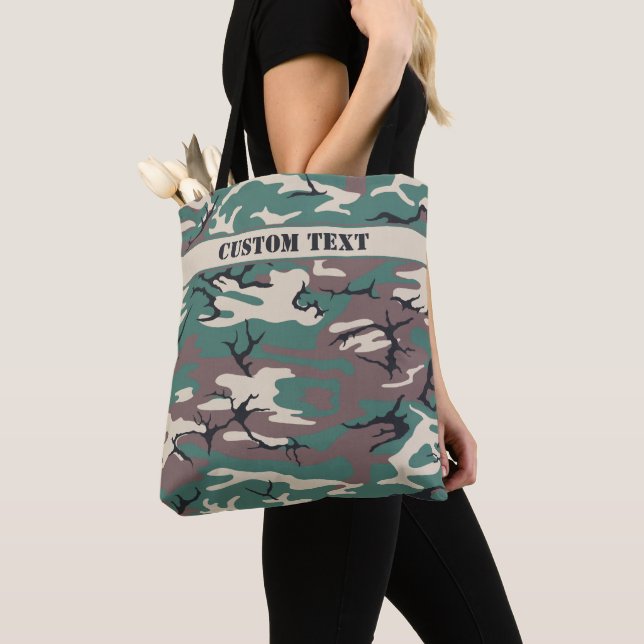 Bolsa de Tote del Camo Verde de Woodland con texto (Detalle)
