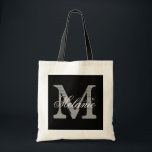 Bolsa de tote monograma personalizada | blanco y n<br><div class="desc">Monograma de nombre personalizado en bolsa de tote | color negro y blanco. Elegante diseño de logo con hermosas iniciales de letras monogramadas. Idea de regalo vintage para novias, chicas de flores, criadas de honor y damas de honor para bodas. Texto de script de clase con letra de fondo de...</div>