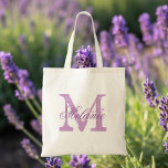 Bolsa de tote monograma personalizada | púrpura la<br><div class="desc">Monograma de nombre personalizado en bolsa de tote | color púrpura eslavanda / lila. Elegante diseño de logotipo con iniciales de letras monocromáticas. Idea de regalo vintage para novias,  chicas de flores,  criadas de honor y damas de honor para bodas.</div>