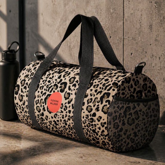 Bolsa de viaje con estampado de leopardo | Bolso d (A fashionable duffle bag that blends bold animal print with a polished personalized touch.)