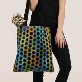 Bolsa em cores com bolinhas pretas e riscos.