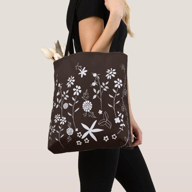 Bolsa marrón oscura con flores blancas (Detalle)