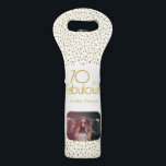 Bolsa Para Vino 70 y Fabulous Gold Purpurina 70th Birthday Photo<br><div class="desc">70 y Fabulous Gold Purpurina Photo 70th Birthday Photo Wine Bag. Bolsa de vino de cumpleaños moderna con tipografía de moda y puntos falsos de purpurina de oro. El diseño tiene una foto y un nombre personalizado. Haga bolsas de vino personalizadas para los 70 años.</div>