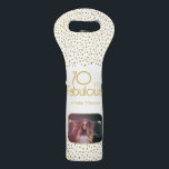 Bolsa Para Vino 70 y Fabulous Gold Purpurina 70th Birthday Photo<br><div class="desc">70 y Fabulous Gold Purpurina Photo 70th Birthday Photo Wine Bag. Bolsa de vino de cumpleaños moderna con tipografía de moda y puntos falsos de purpurina de oro. El diseño tiene una foto y un nombre personalizado. Haga bolsas de vino personalizadas para los 70 años.</div>