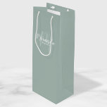 Bolsa Para Vino Bridesmaids personalizadas de escritura moderna<br><div class="desc">Bolsa de regalo para damas de honor personalizada que incluye el nombre de la dama de honor en blanco estilo de letra de escritura moderno y monograma con estilo de letra sage verde moderno estilo de escritura como fondo con título y fecha boda en sans modernos blancos estilo de fuente...</div>