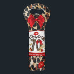 Bolsa Para Vino Capítulo 70 Red & Gold Leopard 70th Birthday Fancy<br><div class="desc">Con un diseño de cumpleaños número 70 con el capítulo 70 centrado con el número 70 de la impresión Leopard. Texto de "Capítulo 70" con un lápiz labial rojo besando el leopardo y el corazón rojo, mariposa dorada, vasos de champán con rosas rojos y dorados y un gran arco de...</div>