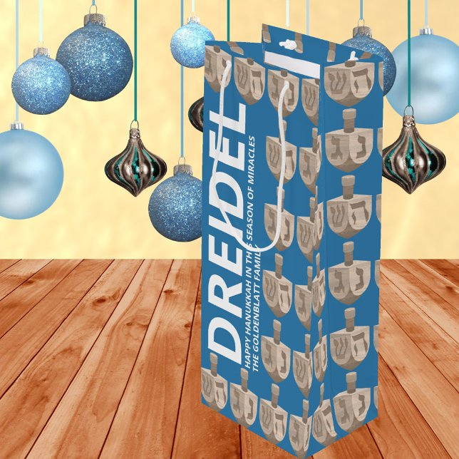 Bolsa Para Vino Dreidel Rustic Oak Fun Azul Y Hanukkah Blanco (Bold typography text and faux oak wood dreidels on rich blue makes these Hanukkah gift bags stylish)
