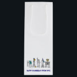 Bolsa Para Vino Feliz Hanukkah New York City NYC Chanukah Holiday<br><div class="desc">Cuenta con un original ilustracion con lápiz y tinta de varios monumentos de la ciudad de Nueva York "vestidos" para las vacaciones. ¡Perfecto para Hanukkah! Este ilustracion Chanukah también está disponible en otros productos. ¿No ves lo que estás buscando? ¿Necesita ayuda con la personalización? Contacte con Rebecca para que tenga...</div>