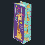 Bolsa Para Vino Giraffe Kids Birthday Fiesta Cute<br><div class="desc">¡Esta adorable jirafa está aquí para el cumpleaños de su hijo! ¡Funciona bien para una fiesta de primer cumpleaños de niños lindos, un fiesta de zoológico o sólo un niño que ama las jirafas a cualquier edad! ¡El adorable bebé animal está usando un pequeño gorra fiesta para ayudar a celebrar!...</div>