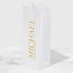 Bolsa Para Vino Groomsman clásico personalizado en blanco y oro<br><div class="desc">Clásicos regalos Groomsman personalizados en blanco y oro con el nombre y el título de un groomsman personalizado en estilo de letra serif clásico en oro. También perfecto para el Mejor Hombre, Padre de la Novia y más. Nota: Los detalles del Relieve metalizado se simulan en la obra de arte....</div>