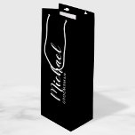 Bolsa Para Vino Groomsman personalizado con guión moderno<br><div class="desc">Bolsa de regalo Groomsman personalizada con escritura moderna en blanco y negro con el nombre personalizado del groomsman en un estilo de letra blanco y moderno con título y fecha boda en sans modernos blancos estilo de letra serif sobre fondo negro. También perfecto para la dama de honor, la empleada...</div>