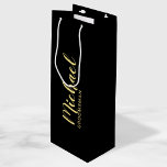 Bolsa Para Vino Groomsman personalizado con guión moderno<br><div class="desc">Bolsa de Regalo Groomsman personalizada con guión moderno con el nombre personalizado del groomsman en estilo de letra de escritura moderno de oro con título y fecha boda en blanco moderno sans serif estilo de fuente sobre fondo negro. También perfecto para la dama de honor, la empleada de honor, la...</div>