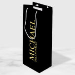 Bolsa Para Vino Groomsman personalizado de color negro y oro moder<br><div class="desc">Regalos Groomsman personalizados modernos en blanco y negro con el nombre y el título personalizados de un groomman en un estilo de tipo de letra clásico en oro sobre fondo negro. También perfecto para el Mejor Hombre, Padre de la Novia y más. Nota: Los detalles del Relieve metalizado se simulan...</div>
