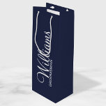 Bolsa Para Vino Groomsman personalizado de la Marina Azul moderna<br><div class="desc">Regalos personalizados de Groomsman con el nombre personalizado del groomsman en un estilo de letra blanco moderno con el título y la fecha boda en un estilo de letra sans serif moderno con fondo azul marino. También perfecto para el mejor hombre, padre de la novia, dama de honor, madre de...</div>