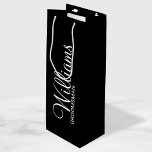 Bolsa Para Vino Groomsman personalizado en blanco y negro moderno<br><div class="desc">Regalos Groomsman personalizados modernos en blanco y negro con el nombre de un groomman personalizado en un estilo de letra de escritura moderno y blanco con título y fecha boda en modernos sans serif estilo de fuente sobre fondo negro. También perfecto para el mejor hombre, padre de la novia, dama...</div>