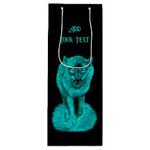 Lobo negro enojado en la noche
