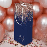 Bolsa Para Vino Monograma de Purpurina rosa Rubor Rosa azul de la<br><div class="desc">Azul marino y oro Rosa - Bolsa de regalo de Monograma del Purpurina de espuma rosada Rubor. Esto hace que el dulce perfecto cumpleaños 16, boda, ducha de novia, aniversario, ducha de bebé o bolso de regalo de la fiesta de soltera para alguien que ama el lujo glam y los...</div>