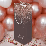 Bolsa Para Vino Monograma de Terracotta Rosa Oro Rubor Purpurina r<br><div class="desc">Terracota y Rosa de oro - Bolsa de regalo de Monograma del Purpurina de espuma rosada Rubor. Esto hace que el dulce perfecto cumpleaños 16, boda, ducha de novia, aniversario, ducha de bebé o bolso de regalo de la fiesta de soltera para alguien que ama el lujo glam y los...</div>