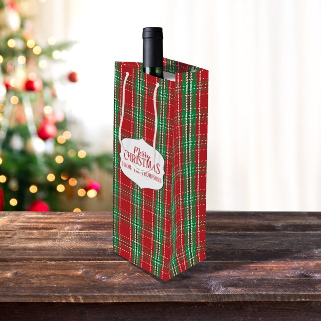 Bolsa Para Vino Monograma del patrón invernal del tartán rojo rúst (Merry Christmas holiday red and green gift bag.)