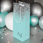 Bolsa Para Vino Monograma del Purpurina Girly Aqua Blue Silver<br><div class="desc">Girly Aqua Blue - Bolsa de Regalo de Monograma con Purpurina de espuma plateado. Esto hace que el dulce perfecto cumpleaños 16, boda, ducha de novia, aniversario, ducha de bebé o bolso de regalo de la fiesta de soltera para alguien que ama el lujo glam y los estilos de moda....</div>