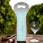 Bolsa Para Vino Monograma del Purpurina plateado Verde azulado azu<br><div class="desc">El Purpurina de la espuma azul y Verde azulada plateada se cepillaron el Tote del Monograma Metalizado. Esto hace que el dulce perfecto cumpleaños 16, boda, ducha de novia, aniversario, ducha de bebé o fiesta de soltera sea regalo para alguien que ama el lujo glam y los estilos de moda....</div>