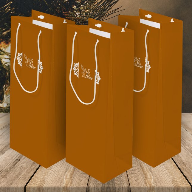 Bolsa Para Vino Naranja con Especias, Copos de Nieve Blancos, Logo (orange gift bags with white company logo and white snowflakes, promotional gift packaging)