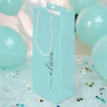 Bolsa Para Vino Nombre de Monograma del Guión Azul Verde azulado M<br><div class="desc">Bolsa de Regalo de Monograma de Guión Azul Verde azulado Simple Aqua Blue. Esto hace que el dulce perfecto cumpleaños 16,  boda,  ducha de novia,  aniversario,  ducha de bebé o bolso de regalo de la fiesta de soltera para alguien que ama el lujo glam y los estilos de moda.</div>