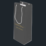 Bolsa Para Vino Nombre personalizado Texto de saludo Moda Guión do<br><div class="desc">Bolsa de Regalo Gris con Guión de Oro Feminino Moda Giratoria Personalizada Bolsas de regalo personalizadas para su evento! Un toque perfecto para su boda,  recepción,  ducha,  fiesta o evento.</div>