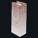 Bolsa Para Vino Purpurina Drip 60th Birthday Rosa Gold<br><div class="desc">Esta bolsa de regalo de moda de cumpleaños número 60 cuenta con un borde de goteo de purpurina rosa espumoso de oro falso y un subió fondo sombrío de oro. Personalízalo con su nombre en escritura a mano,  junto con su cumpleaños y fecha a continuación.</div>