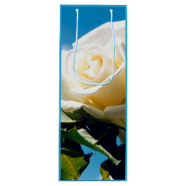 Bolsa Para Vino Rosa blanca bajo cielo azul