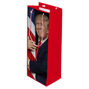 Bolsa Para Vino Trump 2020 abrazando la bandera estadounidense