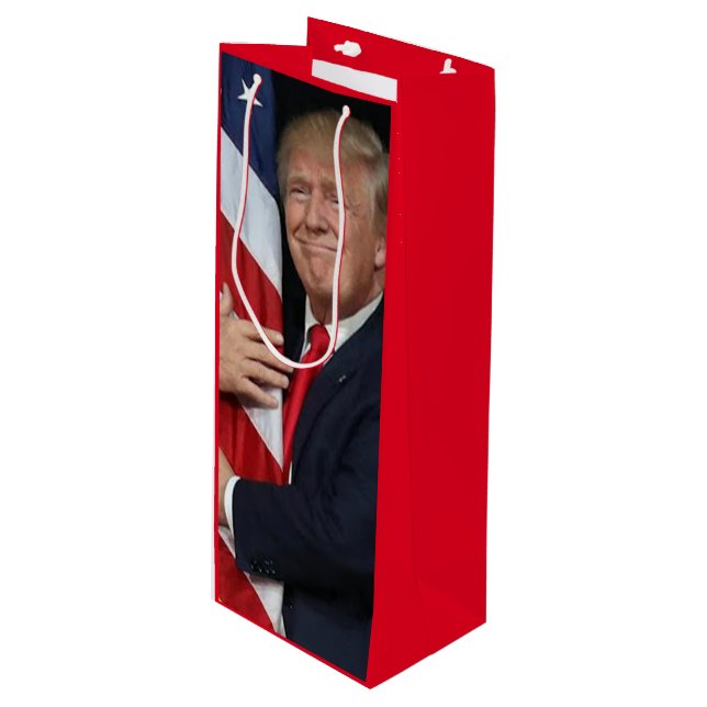 Bolsa Para Vino Trump 2020 abrazando la bandera estadounidense (Angulo Anverso)